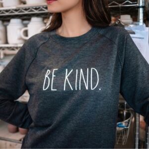 🥰Rae Dunn Be Kind Sweatshirt Sweater in XS